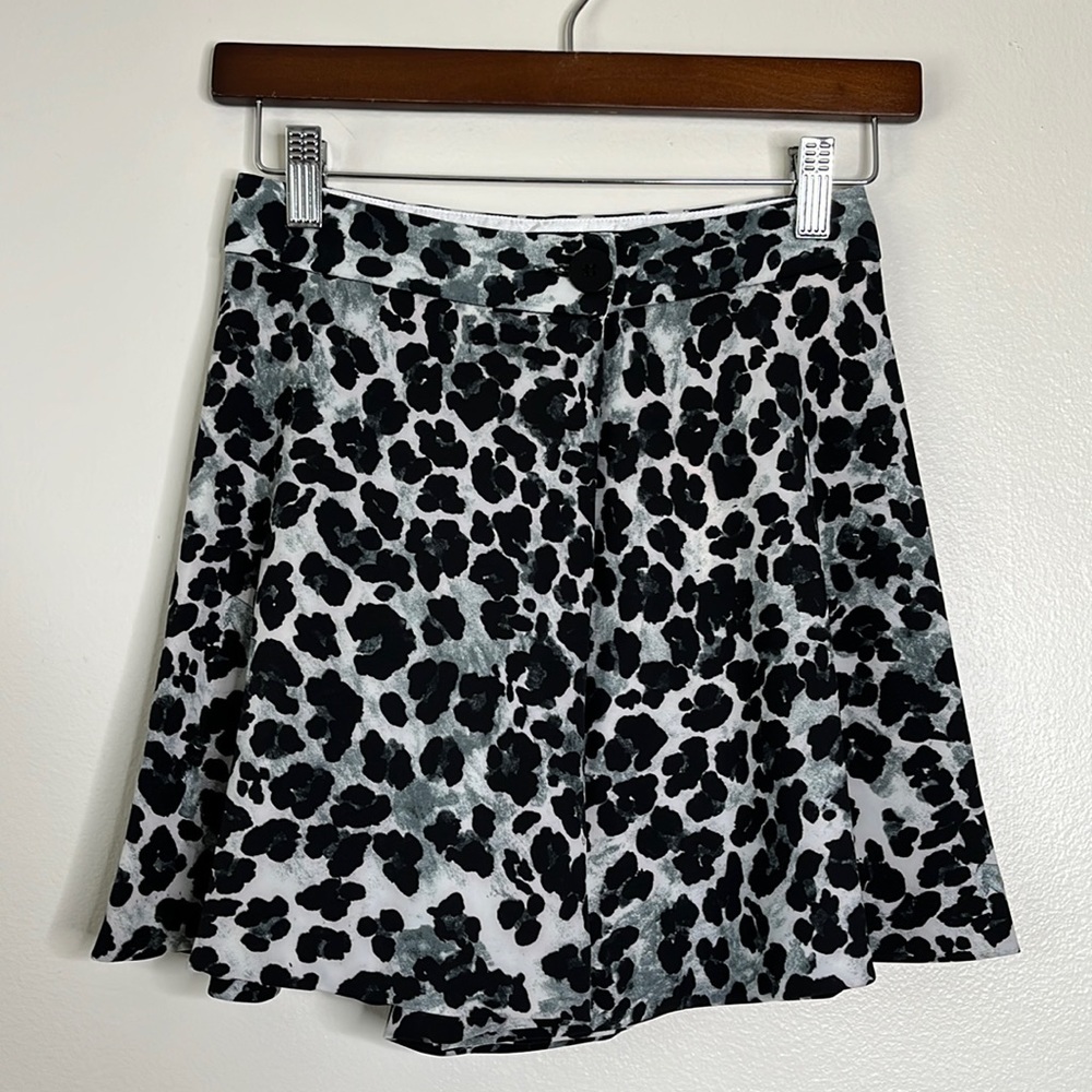 "NEW” Zara Leopard Print High Waist Shorts Sz XS‎